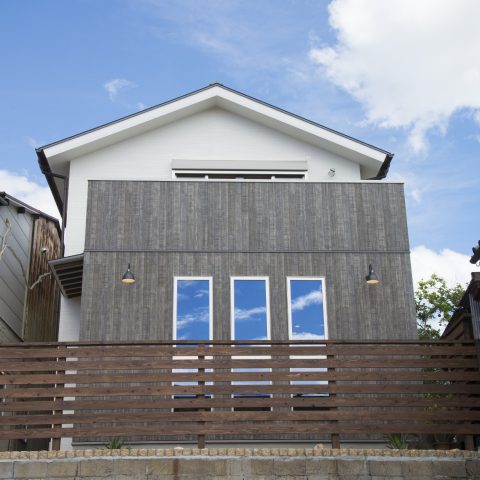 生駒山を見渡せる路地裏の家