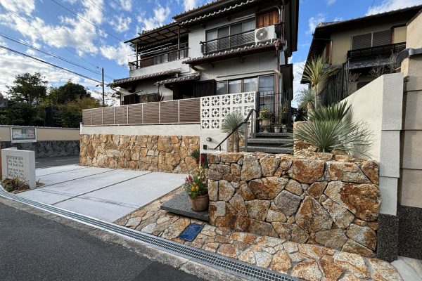 郡山城跡近くの石積擁壁のあるカーポート